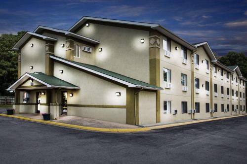 hotels with balcony in Roanoke