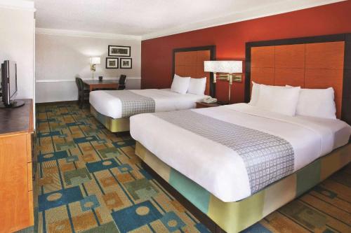 hotels with balcony in Savannah