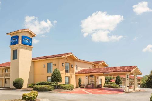 hotels with balcony in Greenville