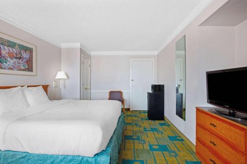 hotels with balcony in Fallon