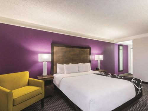 hotels with balcony in Cincinnati