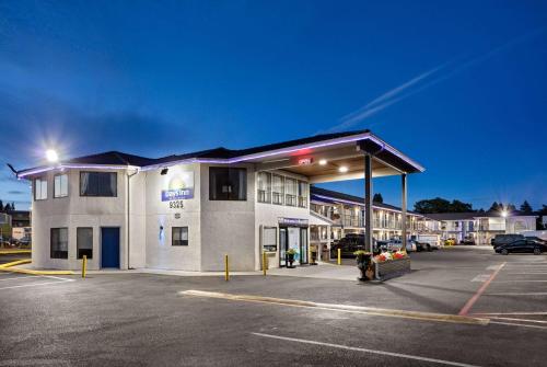 hotels with balcony in Tacoma
