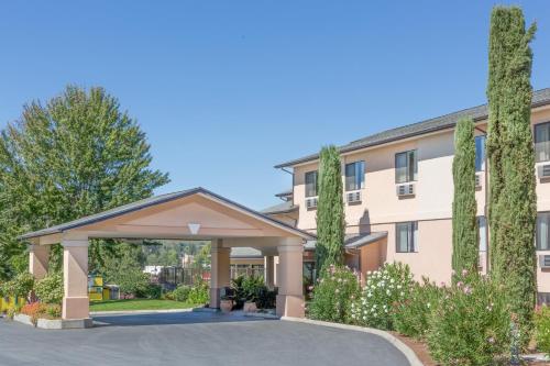 hotels with balcony in Roseburg