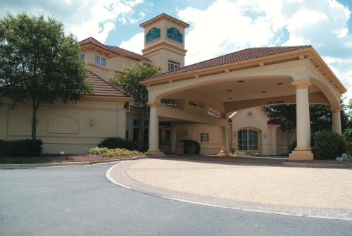 hotels with balcony in Cary