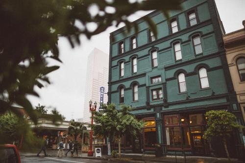 hotels with balcony in Portland