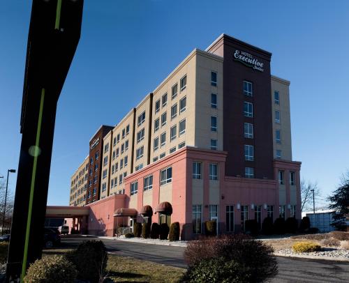 hotels with balcony in Newark