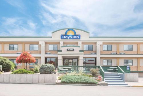 hotels with balcony in Rapid City