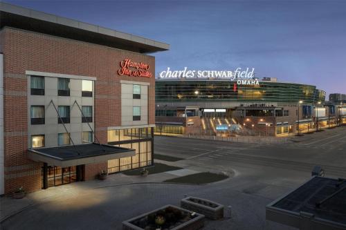 hotels with balcony in Omaha