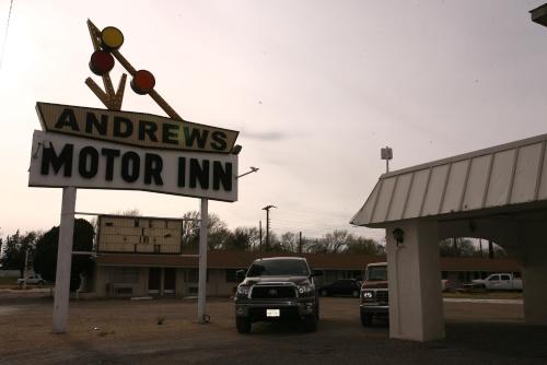 hotels with balcony in Midland