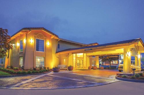 hotels with balcony in Moline