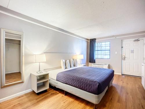 hotels with balcony in Jacksonville