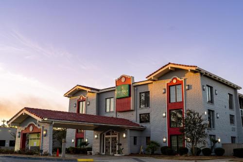 hotels with balcony in Tallahassee