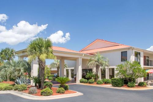 hotels with balcony in Crestview