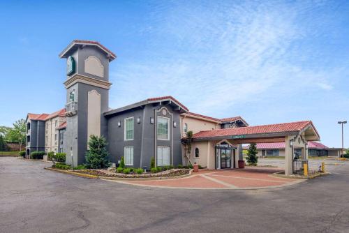 hotels with balcony in Lenexa