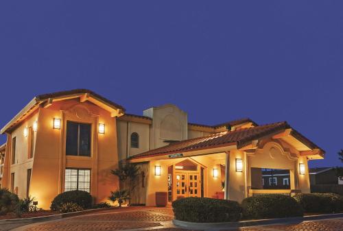 hotels with balcony in Midland