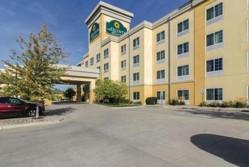 hotels with balcony in North Dakota