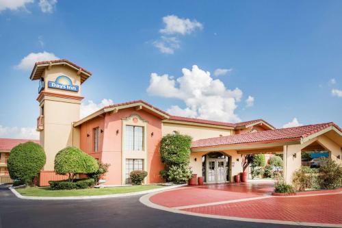hotels with balcony in Little Rock
