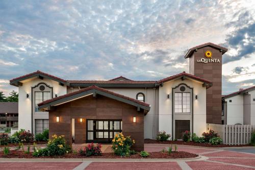 hotels with balcony in Columbus