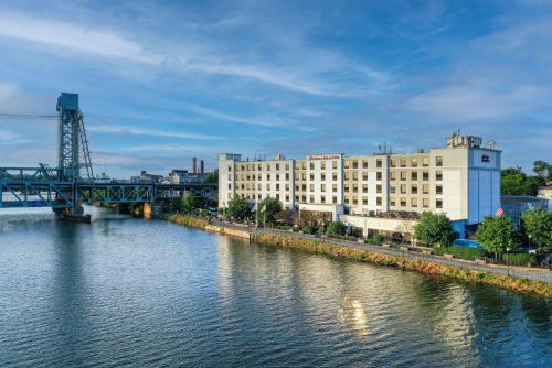 hotels with balcony in Newark