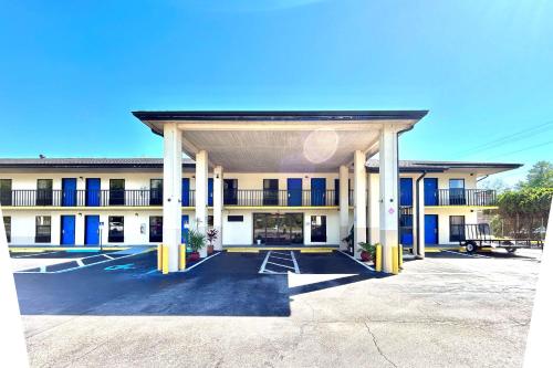 hotels with balcony in Gainesville