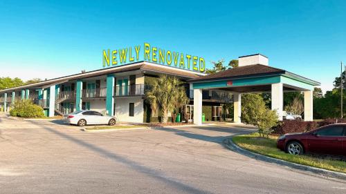hotels with balcony in Crestview