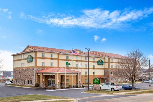 hotels with balcony in Rockford