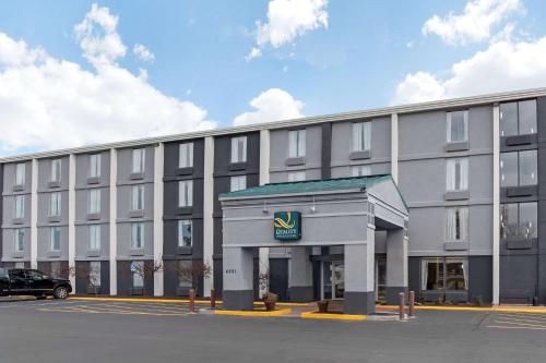 hotels with balcony in Danville