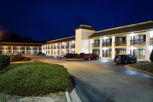 hotels with balcony in Fayetteville