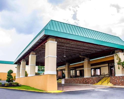 hotels with balcony in Scranton