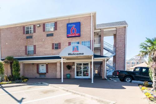 hotels with balcony in Plano