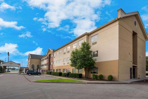 hotels with balcony in Waco
