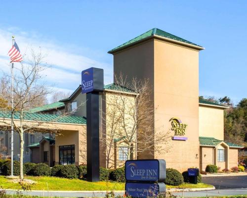 hotels with balcony in Charlottesville