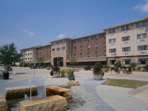 hotels with balcony in Moline
