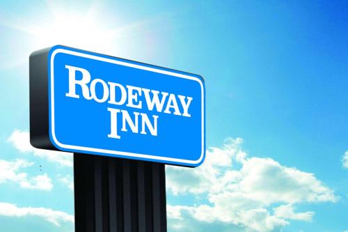 hotels with balcony in Utica