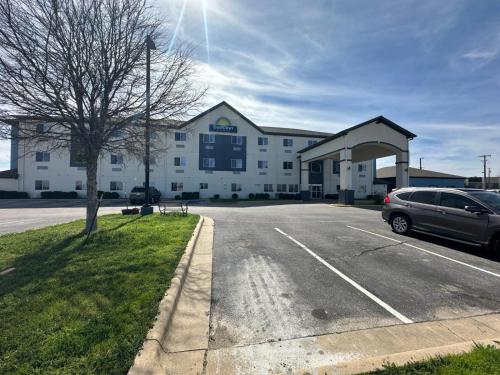 hotels with balcony in Killeen