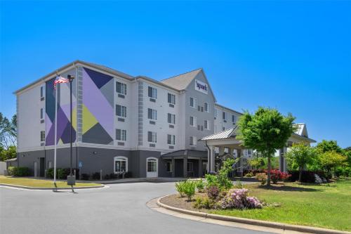 hotels with balcony in Hoover