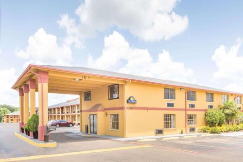 hotels with balcony in Longview