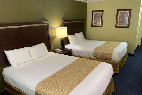 hotels with balcony in Midland