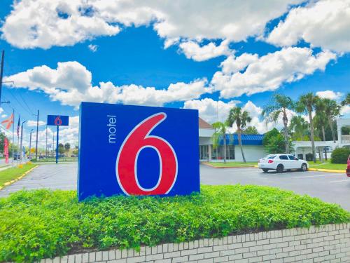 hotels with balcony in Gainesville