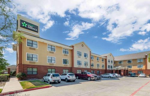 hotels with balcony in Burleson