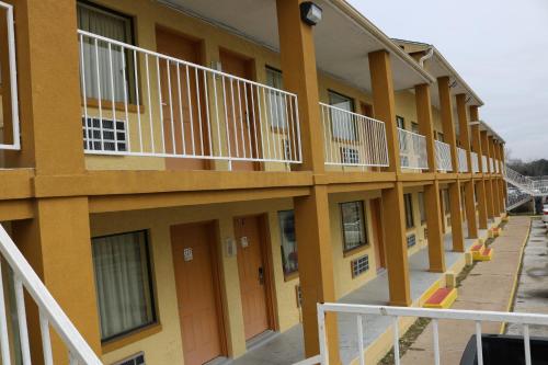 hotels with balcony in Pearland