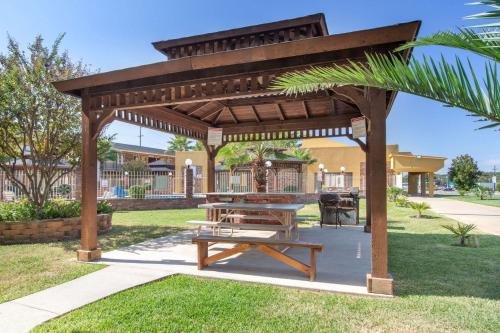 hotels with balcony in Tyler