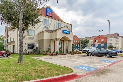 hotels with balcony in Dallas