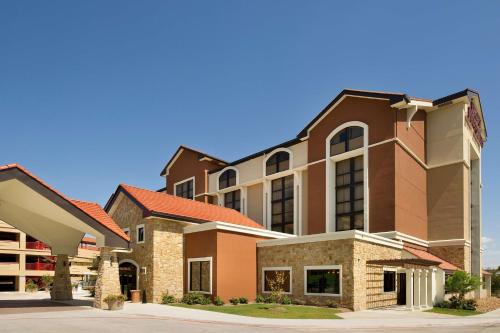 hotels with balcony in Texas