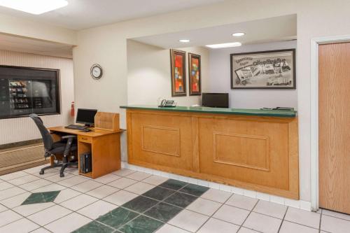 hotels with balcony in Fort Wayne