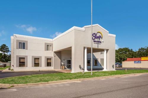 hotels with balcony in Crestview