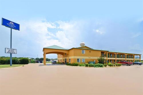 hotels with balcony in Bastrop
