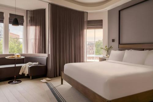 hotels with balcony in Newton