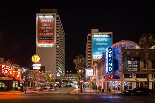 hotels with balcony in Nevada