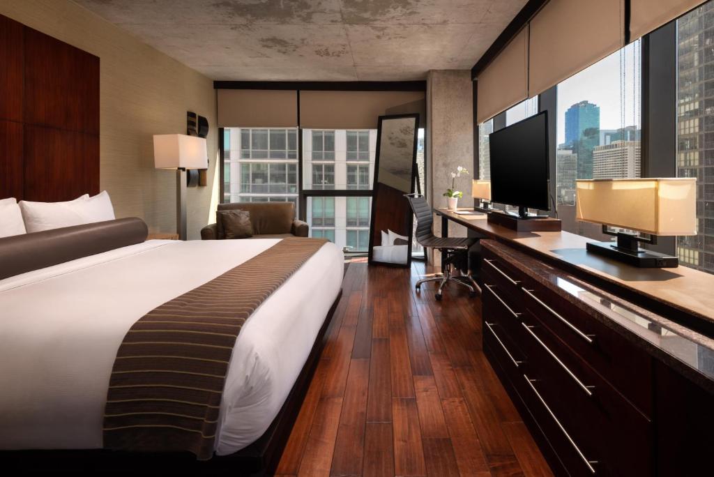 hotels with balcony in Chicago